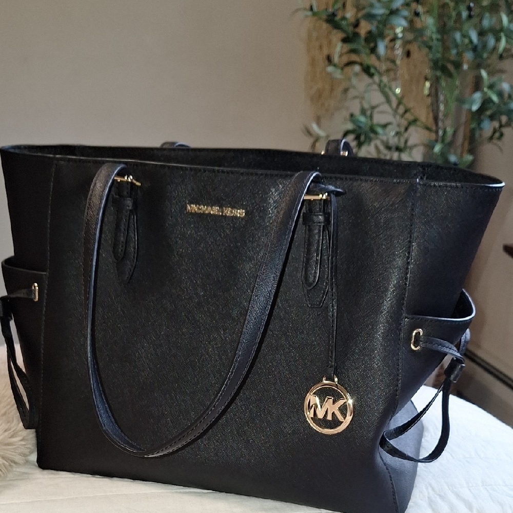 Michael Kors Black Leather Shoulder Bag with Gold Accents! - Picture 7 of 7